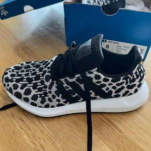 Adidas women’s tennis shoes size 8